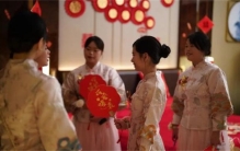 00后女孩儿做41次伴娘 一次收上千元红包（职业伴娘）