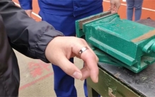 小伙戒指卡手 遇到上百消防员演训（模拟训练）