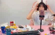 美女主播外表光鲜亮丽 家里却成为猪圈（网络主播）