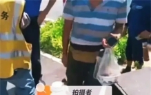 农民工吃饭被驱赶 盒饭都被打翻（欺负农民工）