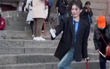 女生穿10公分高跟鞋 居然敢去爬泰山（高跟鞋爬山）