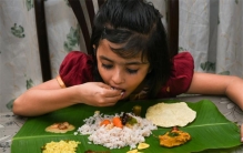 印度人为啥不用餐具 反而用手抓着吃（印度习惯）