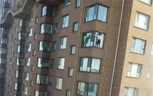 两女子擦窗户 可他是在20楼外（危险行为）