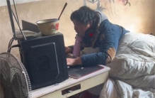 男子被老婆嫌弃 靠一台电脑苟活（无用男人）