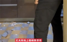 夫妻吵架丈夫砸掉家具 女儿十分淡定（夫妻吵架）