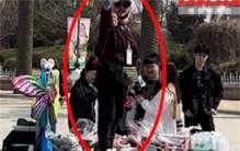 大学生摆摊卖发箍 却遭到商贩驱赶辱骂（大学生摆摊）