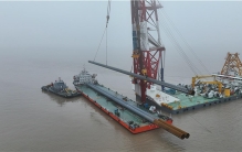 世界最长跨海高速铁路桥打下海上首桩 杭州湾跨海铁路桥首根钢管桩精准入海