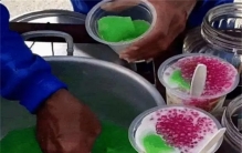 游客在印度买冰棍 还没下肚就被导游凶（印度美食）