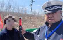 两名女司机开车旅游 居然全都没有驾驶证（无证驾驶）