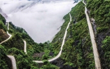 湖北的一条挂壁公路 老司机都不敢开快（危险公路）