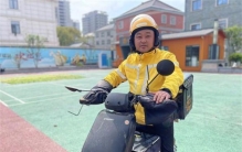 女子深夜三次点酒 外卖小哥机制报警（报警救人）