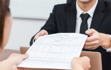 女子被人身攻击 公司回应人事是试用期（公司甩锅）