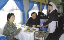 火车餐厅的座位是空的 为啥不给乘客坐？（火车餐厅）