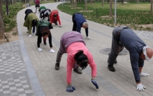 偏远山庄出现的爬行村 村子里的人都靠爬行（爬行村）