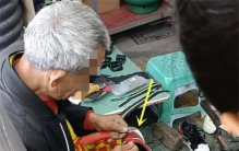 3000元鞋被路边修坏 女子当场气哭（奢侈品）