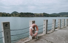 女孩跳江获救 3人下水营救不幸溺亡