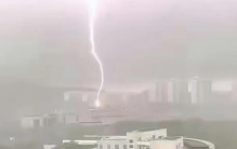 华科大有宿舍遭遇雷击 闪电从天而降