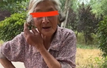 女儿给老人买金耳环 老人却说女儿白养（重男轻女）