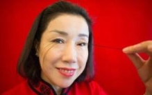 世界上睫毛最长的人：睫毛下垂到嘴角(长12.4厘米)