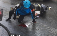 外卖小哥不慎摔倒 依然要站起来送餐（争分夺秒）