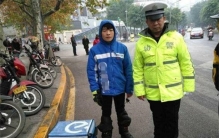 外卖小哥违反交通 跪在交警面前求放过（违反交通）