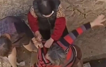 大妈家里太穷 被其他三个大妈殴打（欺软怕硬）