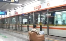 杭州男子坐地铁 居然自带沙发（地铁奇葩）