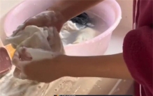 女孩儿给男友洗袜子 居然是攒了七天邮寄过来（恋爱脑）