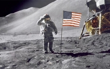 美国登月造假 回来坐椅子 下登月舱却站着？（登月对比）