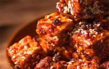 闻着臭吃着香的8大美食排行榜：鲱鱼罐头第八，臭腐乳第一