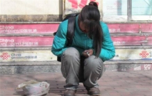 在火车站借车费的流浪女孩 到底是真是假（火车站骗局）