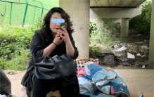 流浪女人语出惊人 说自己就想摆烂（摆烂人生）