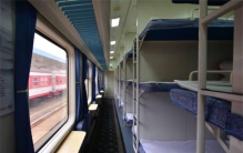 乘坐火车卧铺 上铺和下铺哪个更好（火车卧铺）