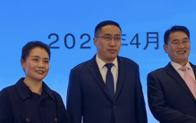 大衣哥与袁庆参加活动，两人眼神暧昧引热议，女方自称是红颜知己