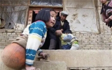 女孩儿失去双腿 居然成为游泳冠军（自强不息）