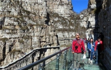 海拔最高也是最宽的玻璃栈道 白石山玻璃栈道(受重1000kg)