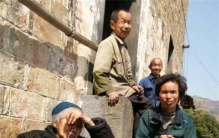 92岁老人去世之前 在家里放的千斤粮食（父母之爱）