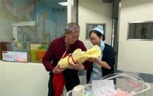 69岁老太太生下女婴 现在结果怎样？（老人产子）