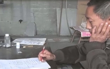 落魄男子蜗居桥洞 自称有彩票秘籍（白日做梦）