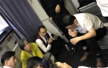 医生在飞机上吸尿救人 随后风轻云淡（医生品德）