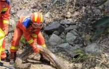 管道里发现两条蟒蛇 把村民鸡都吃完（巨大蟒蛇）