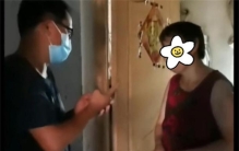 两个师傅维修空调 大妈掏出6块2毛钱（贪小便宜）