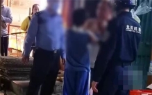 孩子因为充值游戏 大街上殴打父亲（过度宠爱）