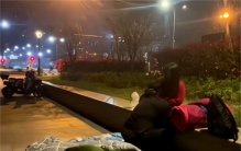 欠下巨额债务露宿街头 女友不离不弃（人间真爱）