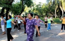 大妈们跳广场舞 只是想锻炼身体吗？（广场舞）