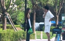 骑自行车给女神送苹果 却被扔进垃圾桶（追求女孩）