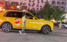 女子在酒店门口蹭车 每一辆豪车都要去问（自降身价）