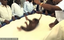 从屋顶扔婴儿为婴儿祈福？盘点印度那些奇怪的习俗