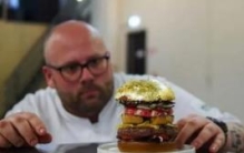 世界上最贵的汉堡：面包上铺金箔(10分钟吃完/价值一万五)
