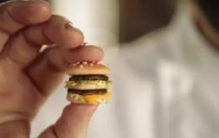 世界上最小的汉堡包：一口能吃下一百个(仅拇指大小)